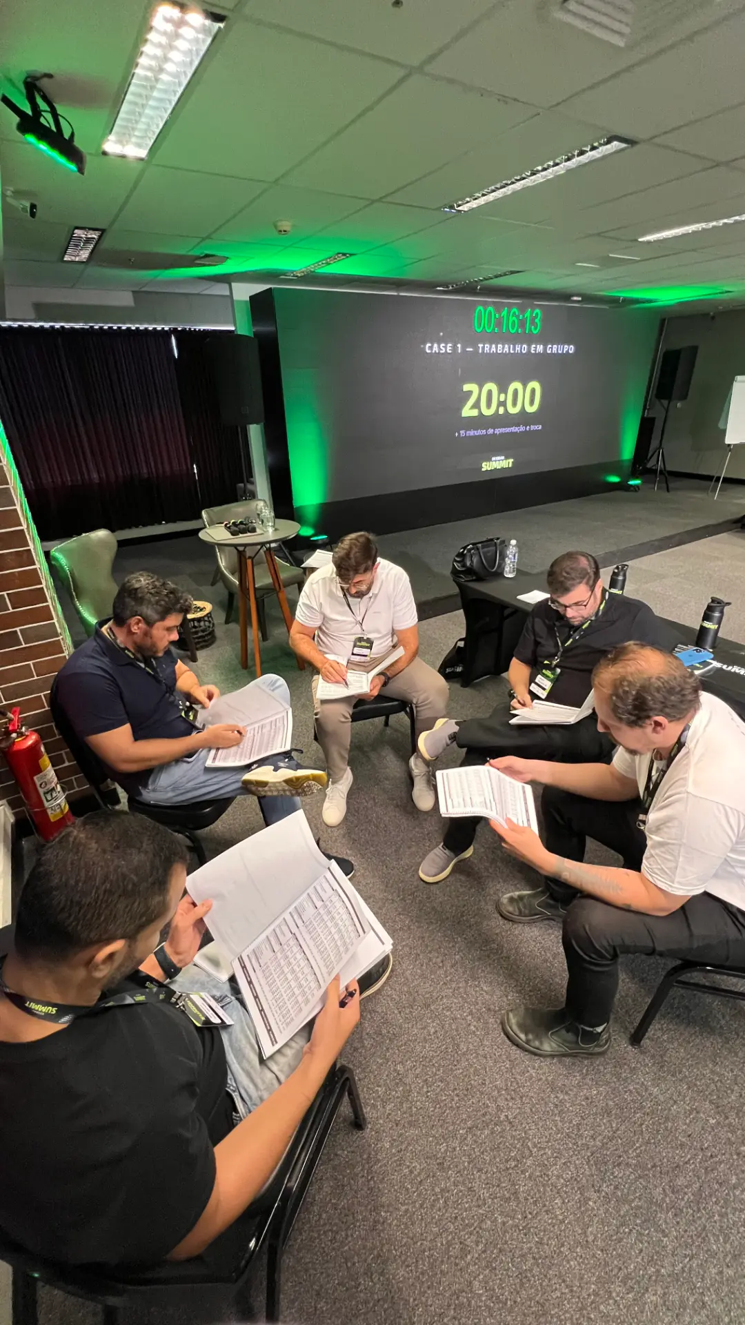 Atividade prática com apostila e anotações durante o treinamento